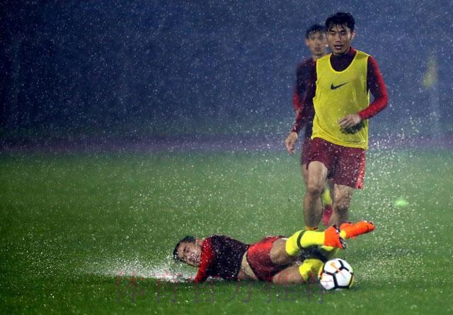 国足冒雨备战 里皮满意球队训练表现 国足冒雨备战 里皮满意球队训练表现